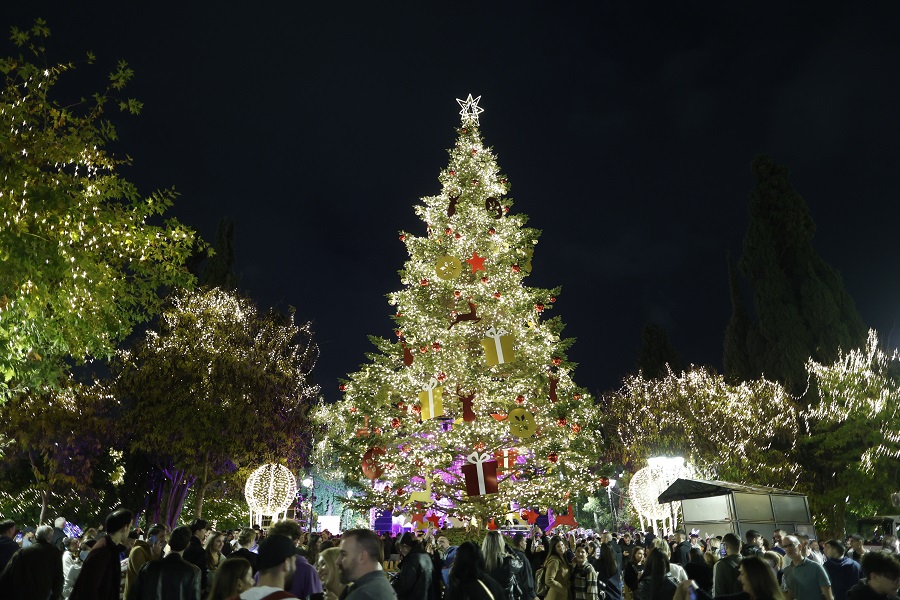 Σε ατμόσφαιρα Χριστουγέννων η Αθήνα – Φωταγωγήθηκε το δέντρο στο Σύνταγμα (pics&vid)