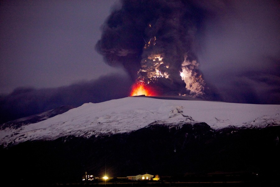 Αδειασαν πόλεις στην Ισλανδία περιμένοντας την έκρηξη του ηφαιστείου (βίντεο)