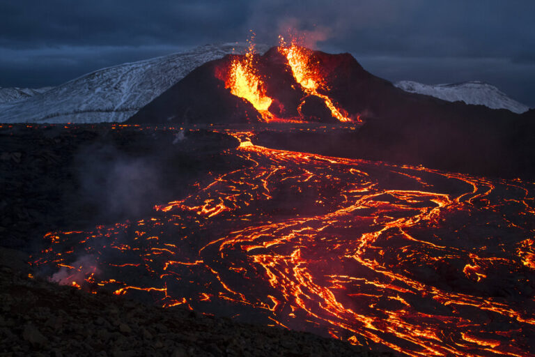 Ισλανδία: Μεγάλος κίνδυνος έκρηξης ηφαιστείου – Εκκενώθηκε πόλη (βίντεο)
