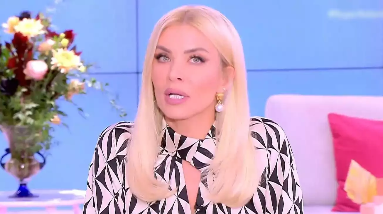Οργή από την Κατερίνα Καινούργιου: «Με λένε βρώμικη, άνθρωποι που ξεκίνησαν τη βρωμιά στην ελληνική τηλεόραση» (βίντεο)