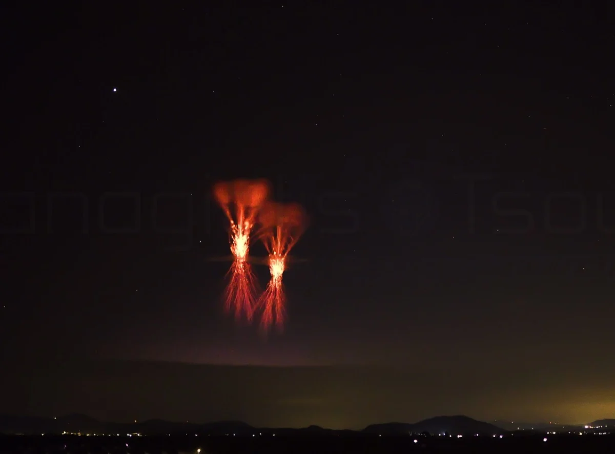 Σπάνιος κεραυνός με διπλό red sprite στο Αιγαίο – Συγκλονιστική φωτογραφία