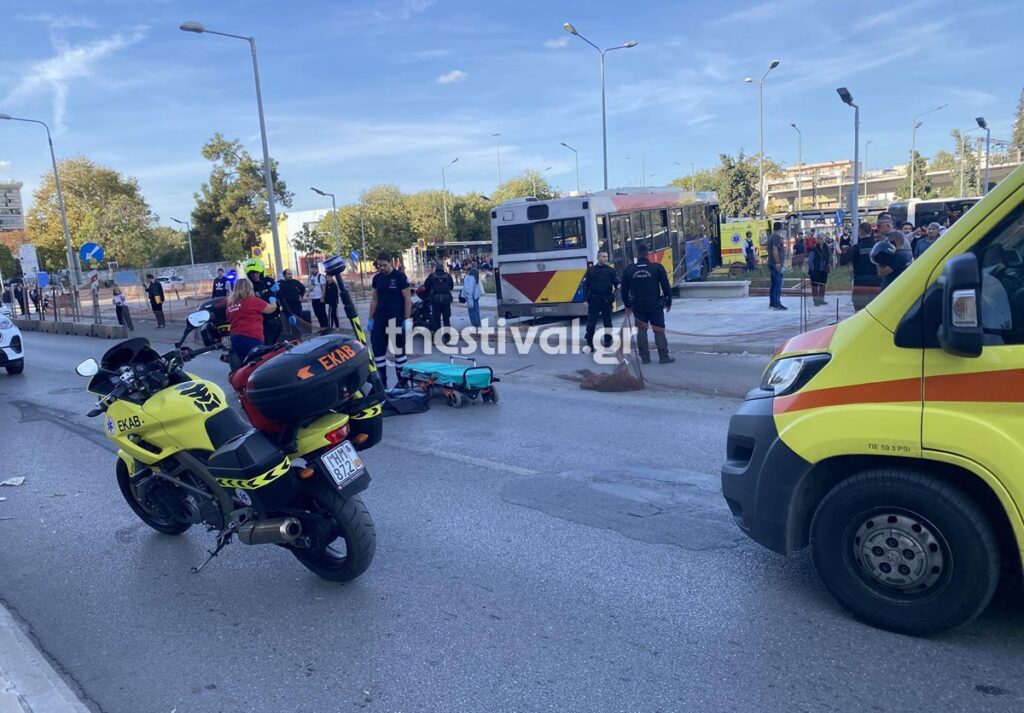 Θεσσαλονίκη: Λεωφορείο έχασε τον έλεγχο και παρέσυρε μηχανάκι και αυτοκίνητα – Μία νεκρή (pics&vids)