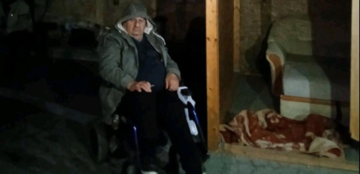 Συγκλονίζει ο 82χρονος ανάπηρος που τον πέταξαν έξω από το σπίτι του: «Δεν έχω πού να πάω, θα παραμείνω έξω από το σπίτι μου»