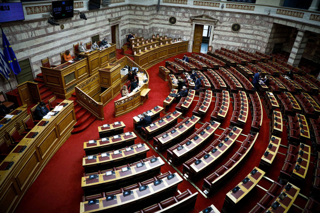 Ομόφυλα ζευγάρια: Κατατέθηκε στη Βουλή το νομοσχέδιο