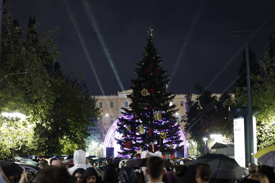 Χριστούγεννα 2023: Live η φωταγώγηση του δέντρου στην Πλατεία Συντάγματος