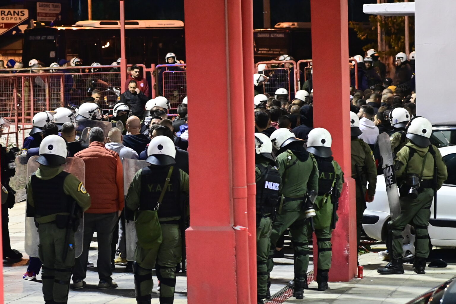 Οπαδική βία: Σύσκεψη στο Μαξίμου -Εκτεθειμένη η κυβέρνηση -Έγκλημα διαρκείας χωρίς τιμωρία