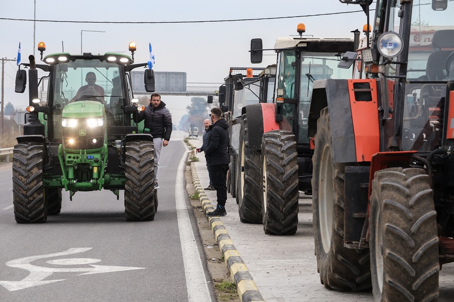Στους δρόμους βγήκαν οι αγρότες στη Θεσσαλία – Προαναγγέλλουν «θερμό» χειμώνα (pics&vids)