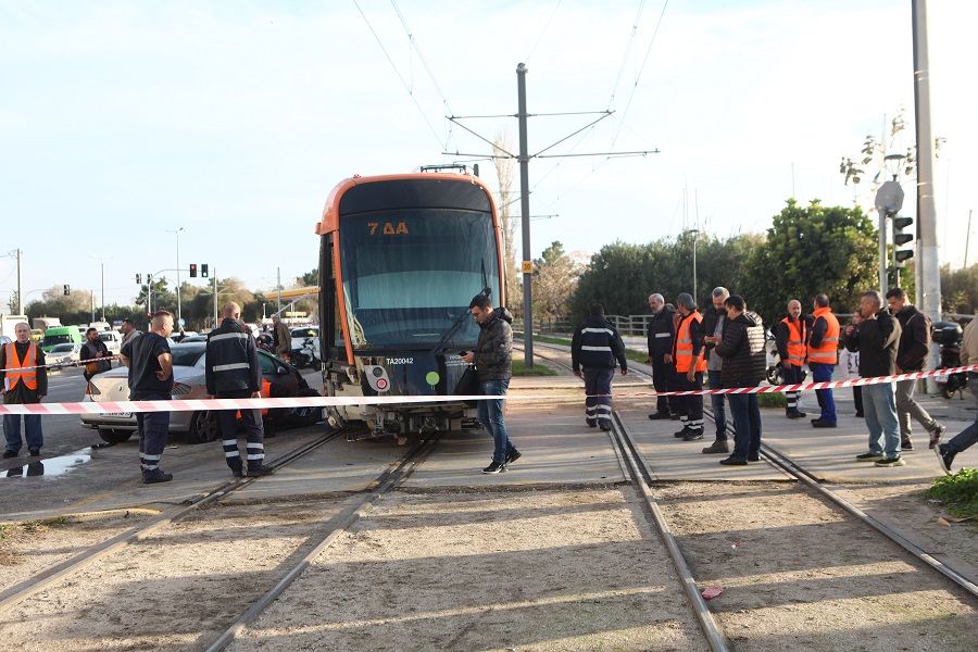 Παλαιό Φάληρο: Το αυτοκίνητο χτύπησε πεζούς πριν προσκρούσει στο τραμ – Μία νεκρή κι ένας τραυματίας (pics&vid)
