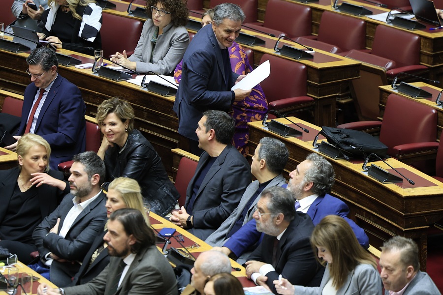 Βουλή: Ο Αλέξης Τσίπρας δίπλα στην Όλγα Γεροβασίλη – Τα χαμόγελα με τον Ευκλείδη Τσακαλώτο (pics)