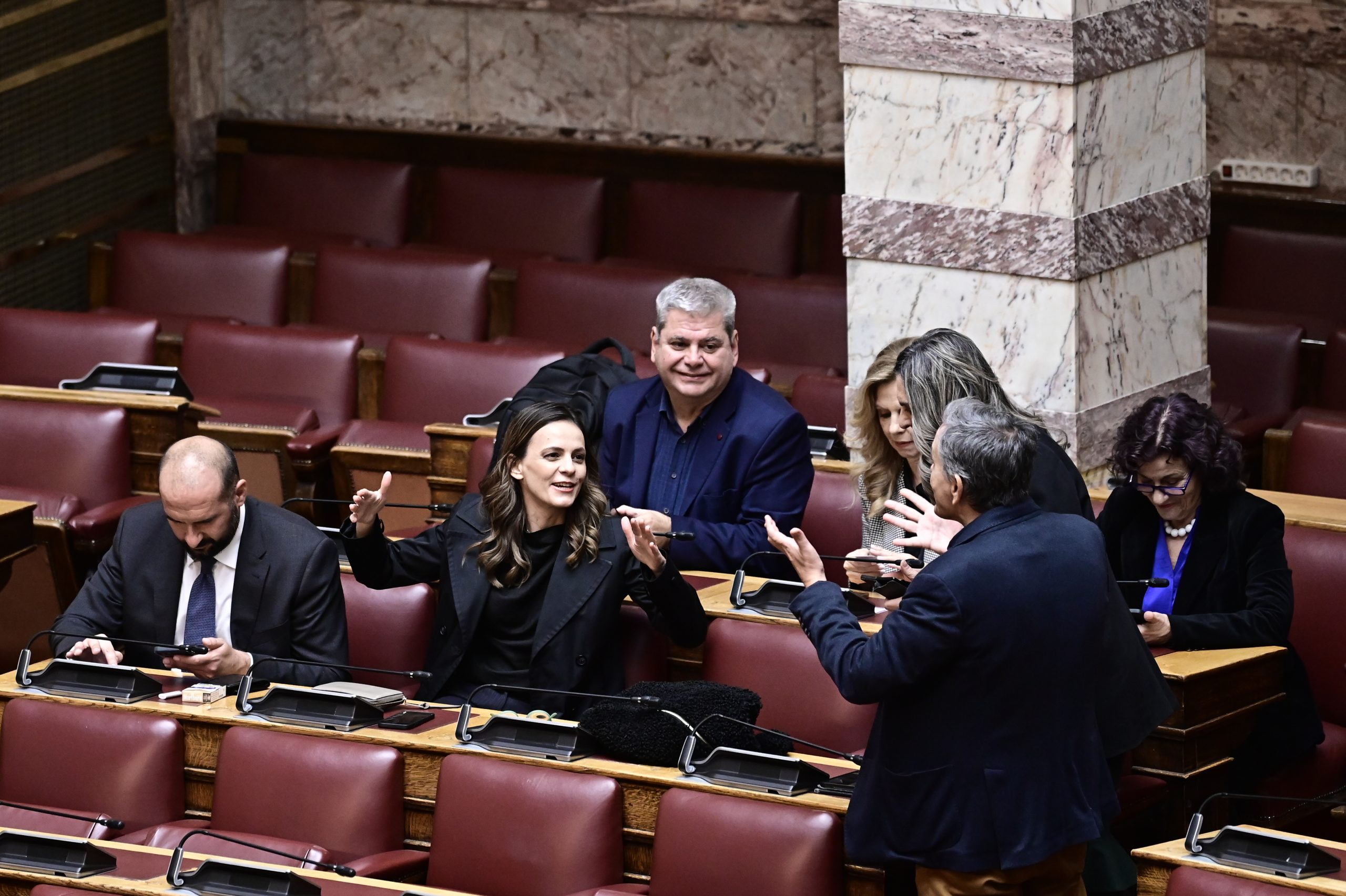 Κόκκινα δάνεια και servicers: 10 στους 11 ψήφισαν παρόν – Ο ΣΥΡΙΖΑ καταψήφισε