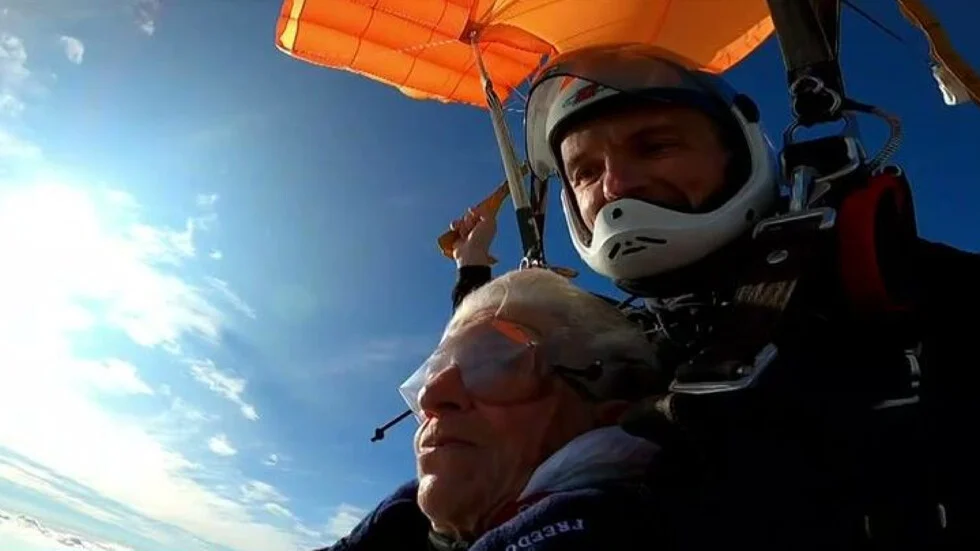 Στα 86 της έκανε ελεύθερη πτώση από τα 12.000 πόδια – «Όνειρο ζωής» (βίντεο)