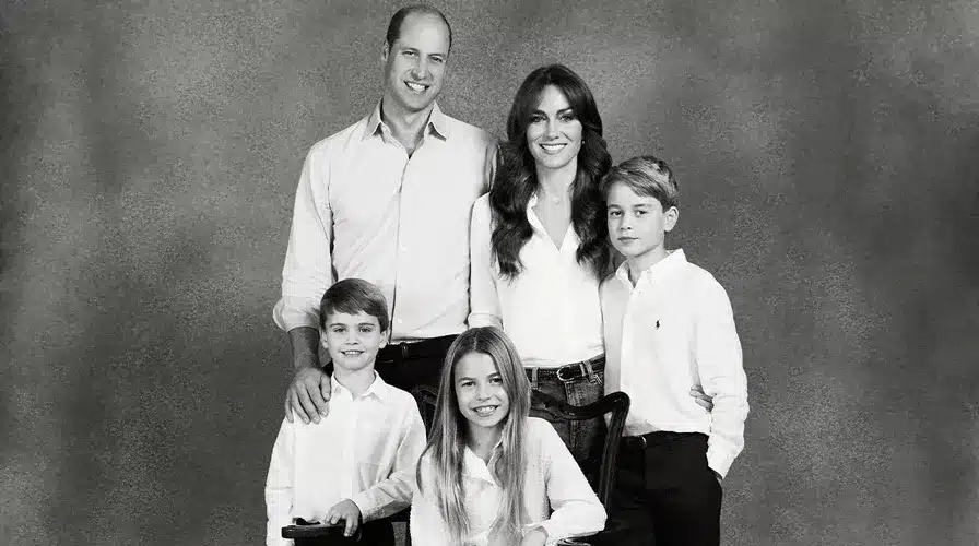 Photoshop- Χριστουγεννιάτικη οικογενειακή φωτογραφία του πρίγκιπα Γουίλιαμ και της Κέιτ: Έγινε viral για τον πιο… λάθος λόγο