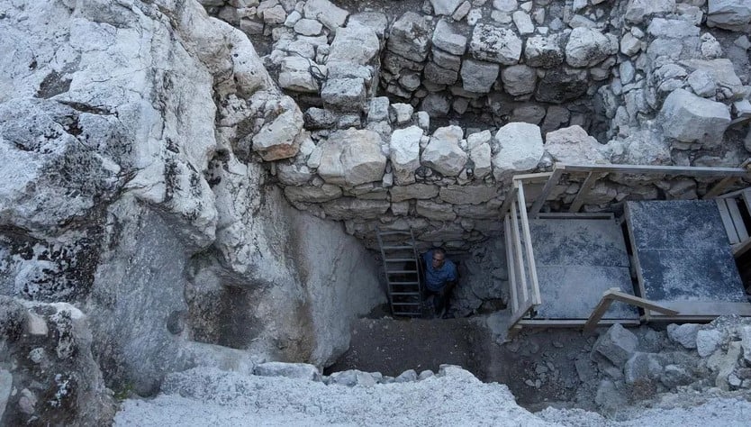 Ιερουσαλήμ: Ανατροπές προκαλεί η μυστηριώδης τεράστια τάφρος που βρήκαν οι αρχαιολόγοι και χωρίζει την πόλη στα δύο