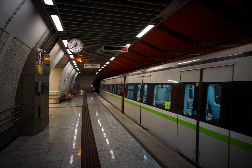 Σοκαριστικό περιστατικό στο Μετρό: Κουκουλοφόροι πέταξαν καπνογόνα στον συρμό και απείλησαν τους επιβάτες