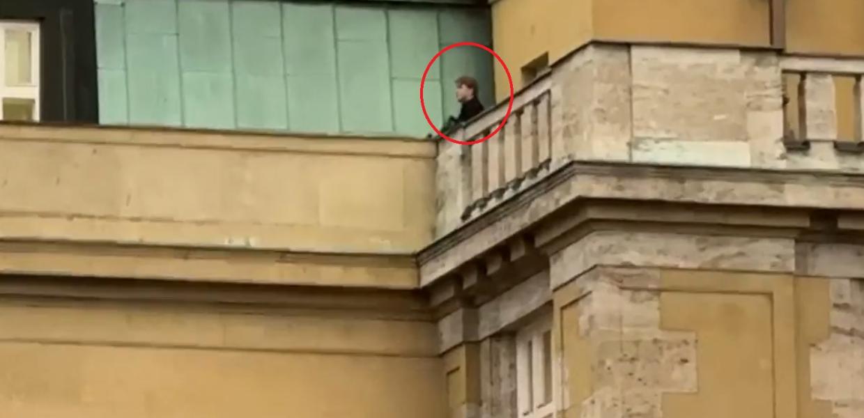 Μακελειό στην Πράγα: Σκληρό βίντεο με τον μακελάρη να πυροβολεί από το μπαλκόνι