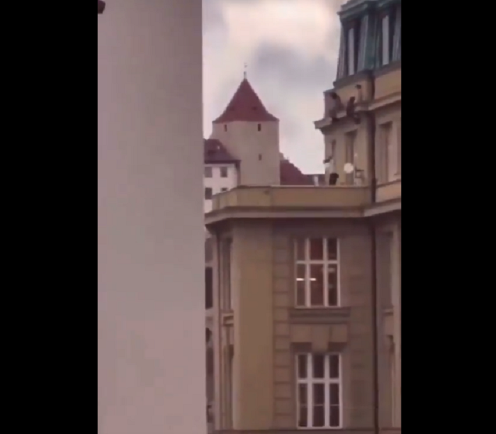 Μακελειό στην Πράγα: Φοιτητές πηδούν από τα παράθυρα για να σωθούν (vid)