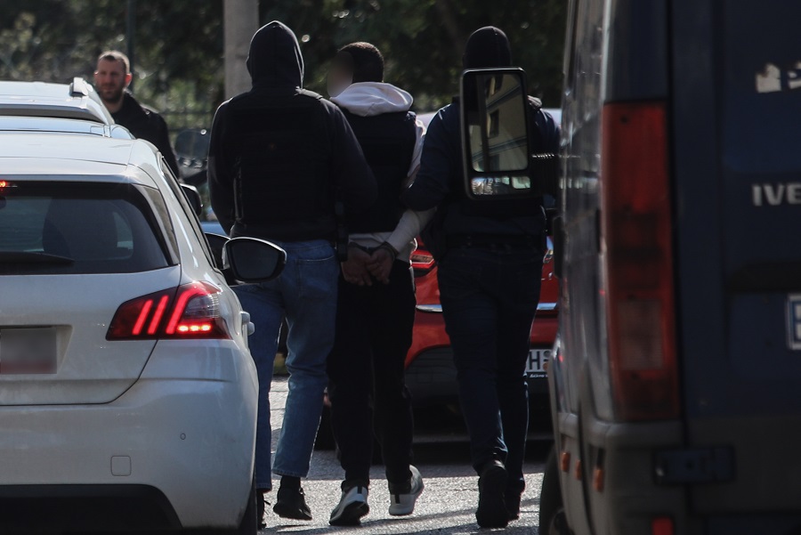 Greek Mafia: Ποινική δίωξη για 9 κακουργήματα και 7 πλημμελήματα στους τρεις συλληφθέντες