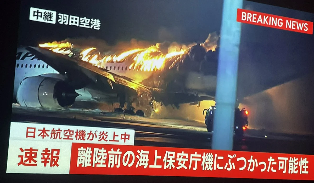 Τόκιο – Ιαπωνία: Στις φλόγες επιβατικό αεροπλάνο στο αεροδρόμιο – Απομακρύνθηκαν 367 επιβάτες