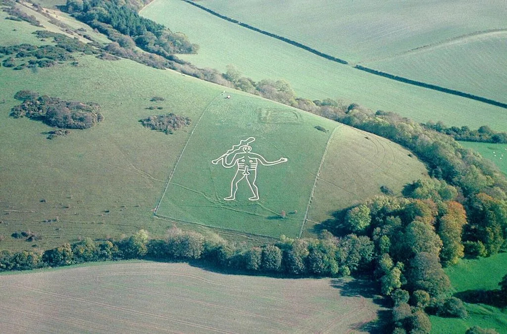 Μέγα μυστήριο με ένα γιγαντιαίο σκίτσο 55 μέτρων σε λόφο αγγλικού χωριού που μοιάζει με τον Ηρακλή