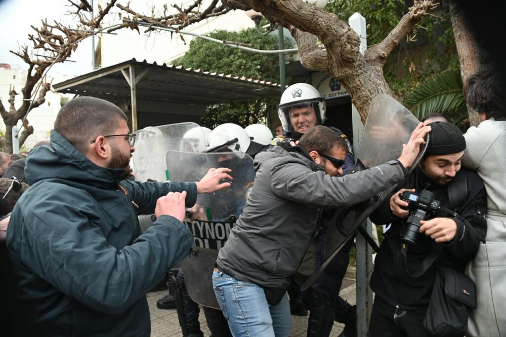 Έξωση Ιωάννας Κολοβού: Καταγγελία της ΕΦΕ για τραυματισμό φωτορεπόρτερ από αστυνομικό