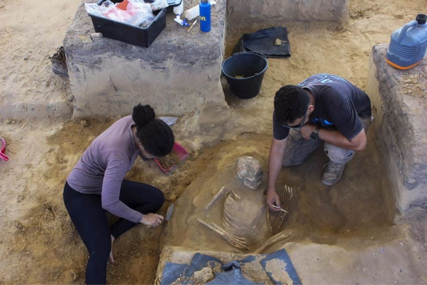 Αρχαιολόγοι ανακάλυψαν έναν θησαυρό που μπορεί να ξαναγράψει την ιστορία – Δεκάδες τεχνουργήματα και σκελετοί σε μυστηριώδη παραλιακή πόλη