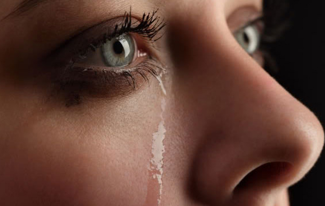 Tα γυναικεία δάκρυα επηρεάζουν τον εγκέφαλο και καταστέλλουν την επιθετικότητα των ανδρών (έρευνα)