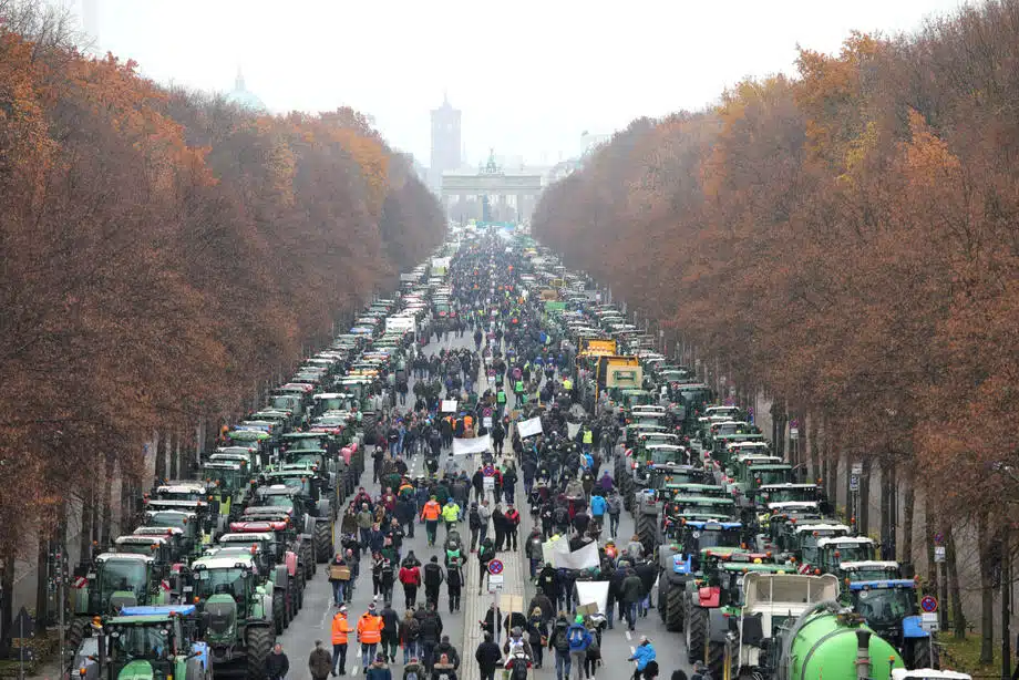 Γερμανία -ΚΑΠ: Χιλιάδες τρακτέρ στο Βερολίνο – Αμετακίνητη η κυβέρνηση