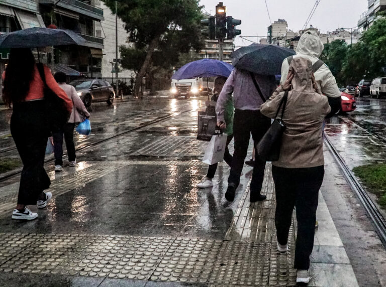 Καιρός: Τι ώρα θα πέσουν βροχές και καταιγίδες σήμερα στην Αθήνα (live χάρτης)