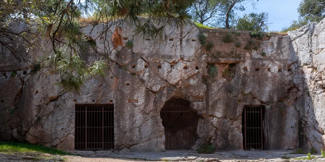Αθήνα: Η σπηλιά που ήταν η φυλακή του Σωκράτη