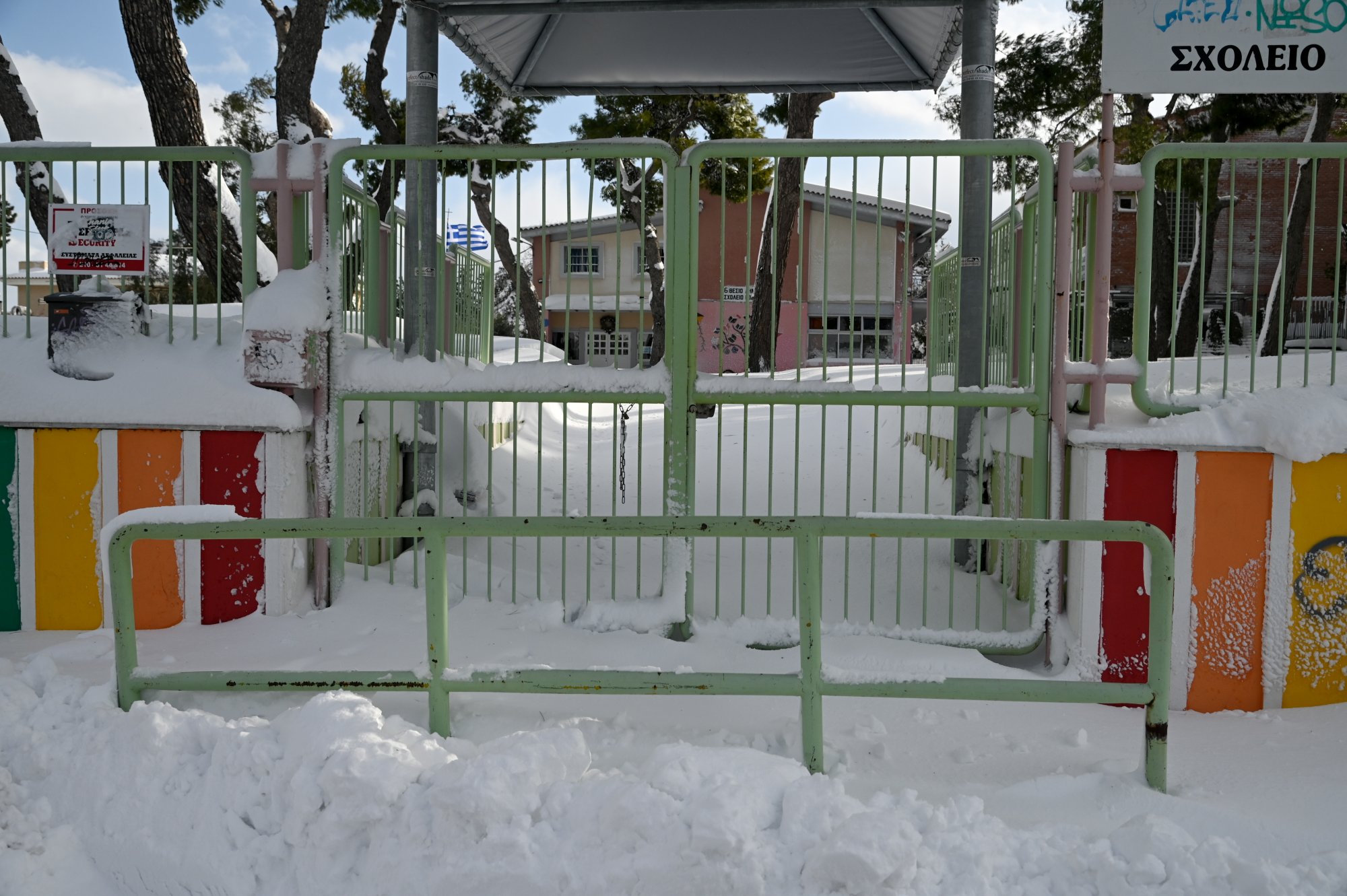 Χιονιάς: Κλειστά σχολεία και υποχρεωτικές αντιολισθητικές αλυσίδες – Όλα τα μέτρα