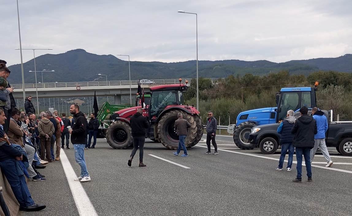 Αιτωλοακαρνανία: Αγρότες και κτηνοτρόφοι έκλεισαν την Ιόνια Οδό – Συγκέντρωση αύριο στο Μεσολόγγι (pics&vids)