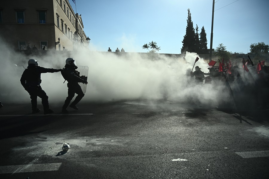 Χημικά και κρότου λάμψης στο πανεκπαιδευτικό συλλαλητήριο στην Αθήνα