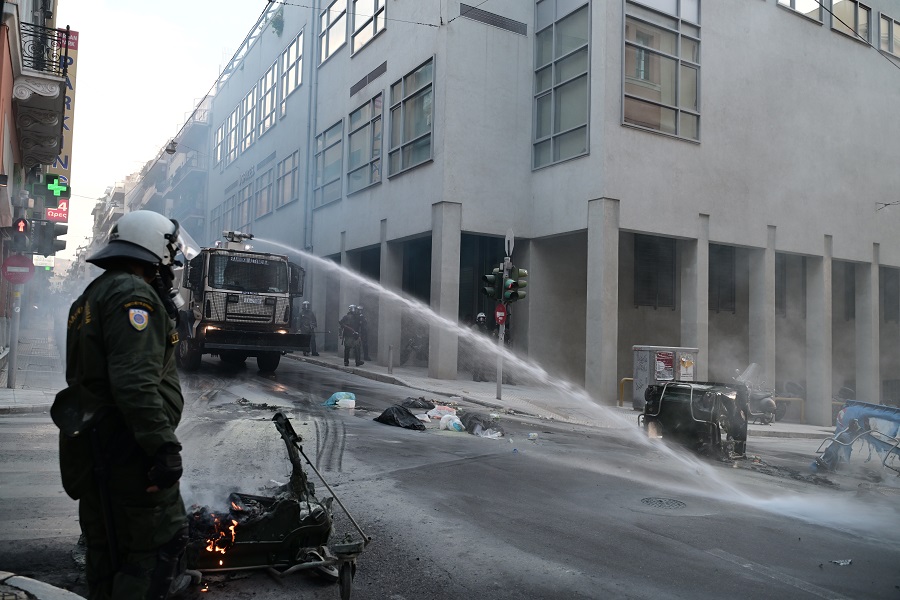 Επεισόδια στο κέντρο της Αθήνας μετά το συλλαλητήριο – Τραυματίστηκε αστυνομικός