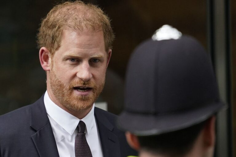 Βρετανία: Έφτασε στο Λονδίνο ο πρίγκιπας Χάρι για να δει τον πατέρα του βασιλιά Κάρολο