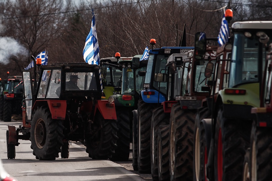 Αγρότες: Μπλόκα στις εθνικές οδούς και κάθοδος με τρακτέρ στην Αθήνα