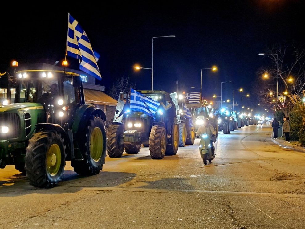 Τρίκαλα: Μπήκαν… νύχτα στην πόλη με τα τρακτέρ οι αγρότες (pics&vid)