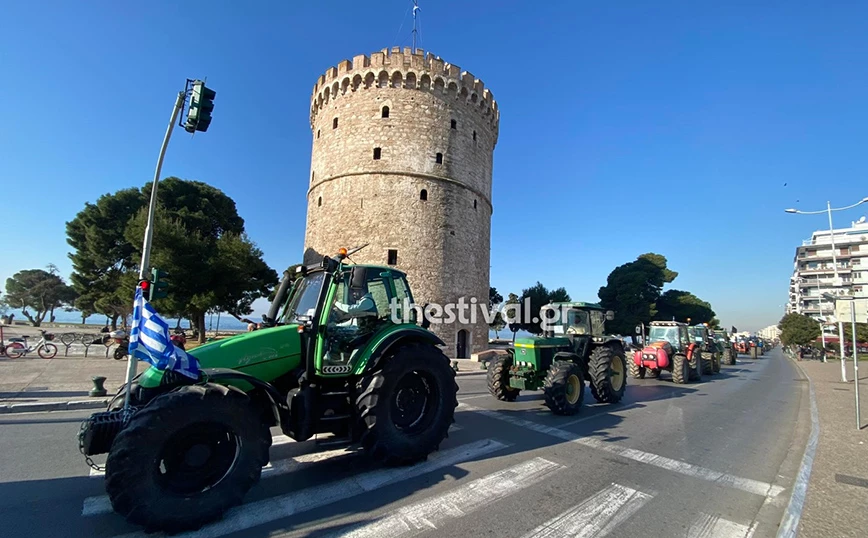 «Agrotica»- Θεσσαλονίκη: «Απόβαση» αγροτών με τα τρακτέρ στο κέντρο  – Το… φέρετρο στην καρότσα (vid)
