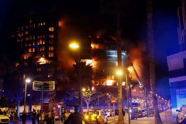 Ισπανία: 10 νεκροί από φωτιά σε 14όροφη πολυκατοικία στη Βαλένθια
