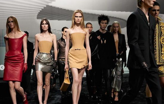 Εβδομάδα μόδας στο Μιλάνο: Η πρόταση του οίκου Versace για Χειμώνα 24/25