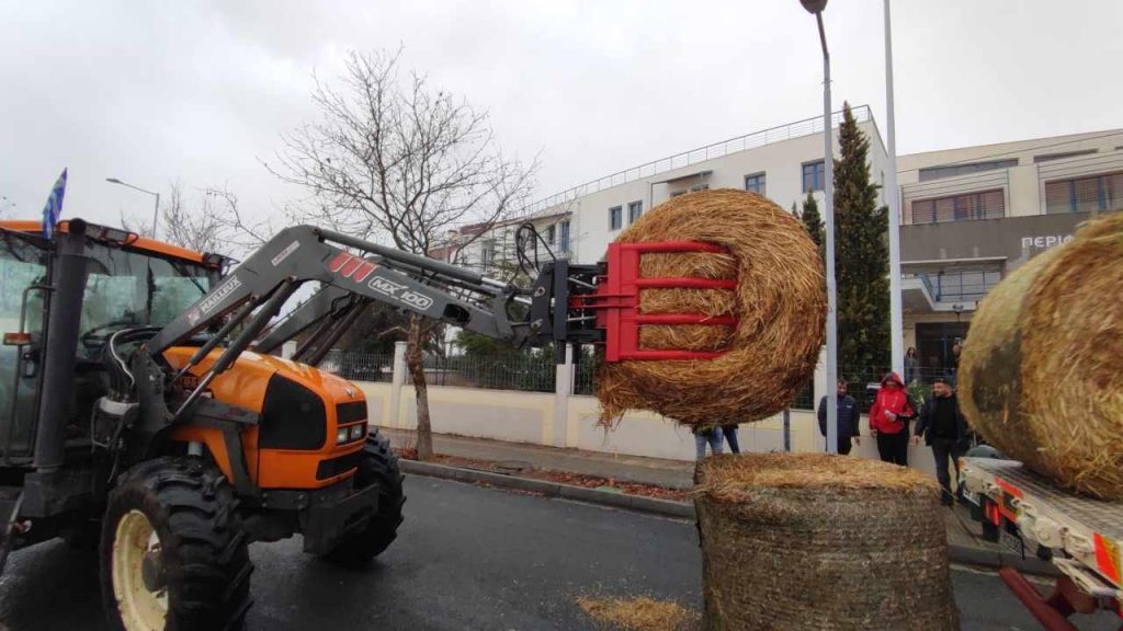 Αγρότες πέταξαν άχυρα έξω από το κτήριο της Περιφέρειας Δυτικής Μακεδονίας