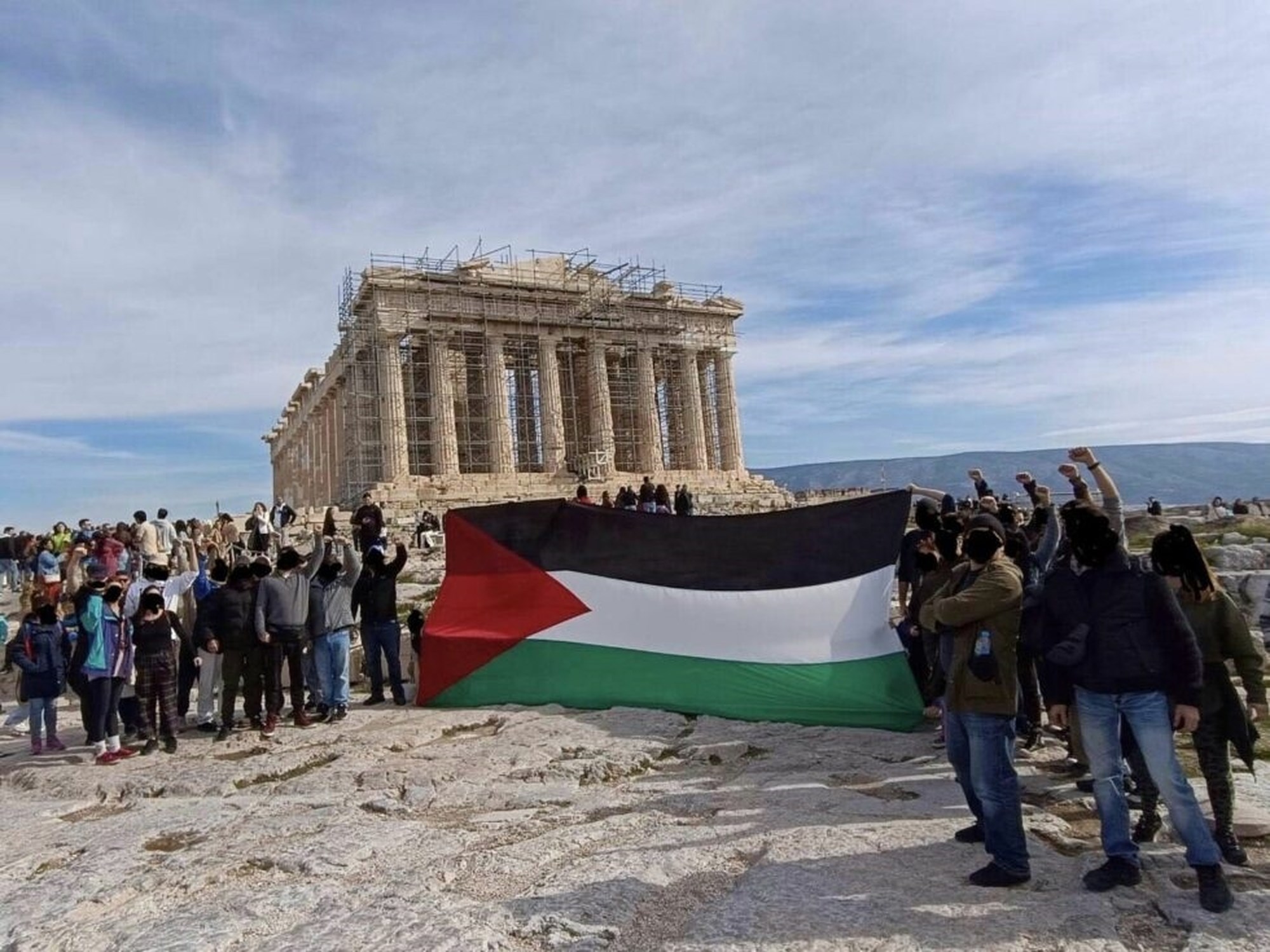 Ρουβίκωνας: Ύψωσαν τη σημαία της Παλαιστίνης σε Ακρόπολη και Άγνωστο Στρατιώτη