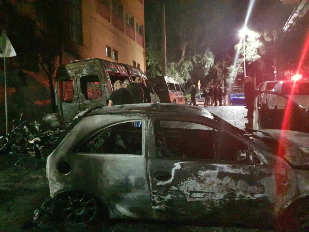 Εμπρηστική επίθεση στου Ζωγράφου: Άγνωστοι πυρπόλησαν τα ξημερώματα σχολικά λεωφορεία, αυτοκίνητα και μοτοσικλέτες