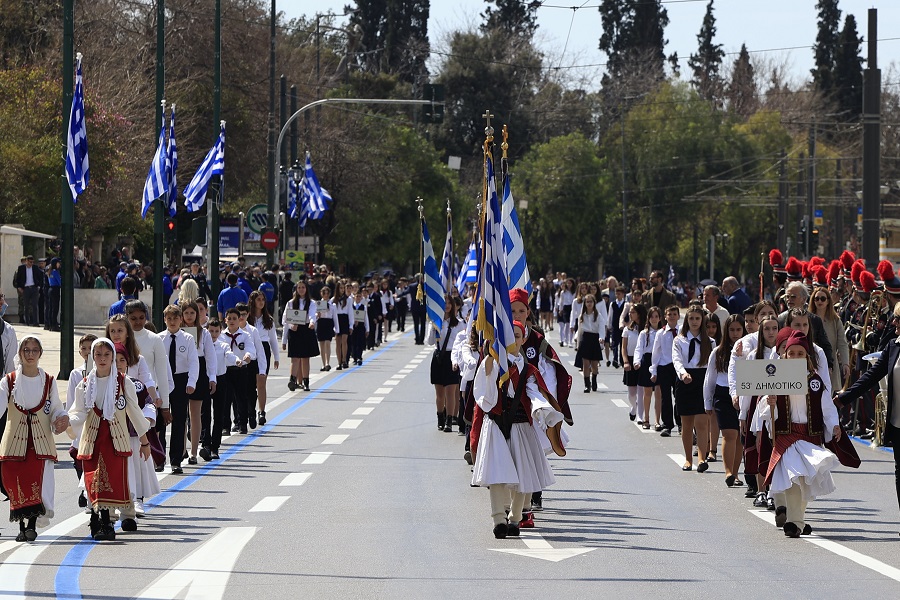 25η Μαρτίου: Εικόνες από τη μαθητική παρέλαση στην Αθήνα