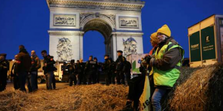 Γαλλία: Με άχυρα και τρακτέρ αγρότες απέκλεισαν την Αψίδα του Θριάμβου στο Παρίσι (vid)