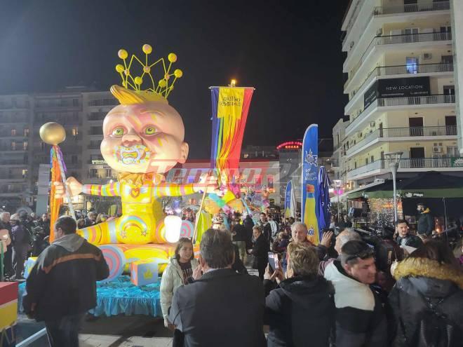Πατρινό Καρναβάλι : Εντυπωσιακά άρματα στους δρόμους έτοιμα για την παρέλαση (Φωτό & Βίντεο)