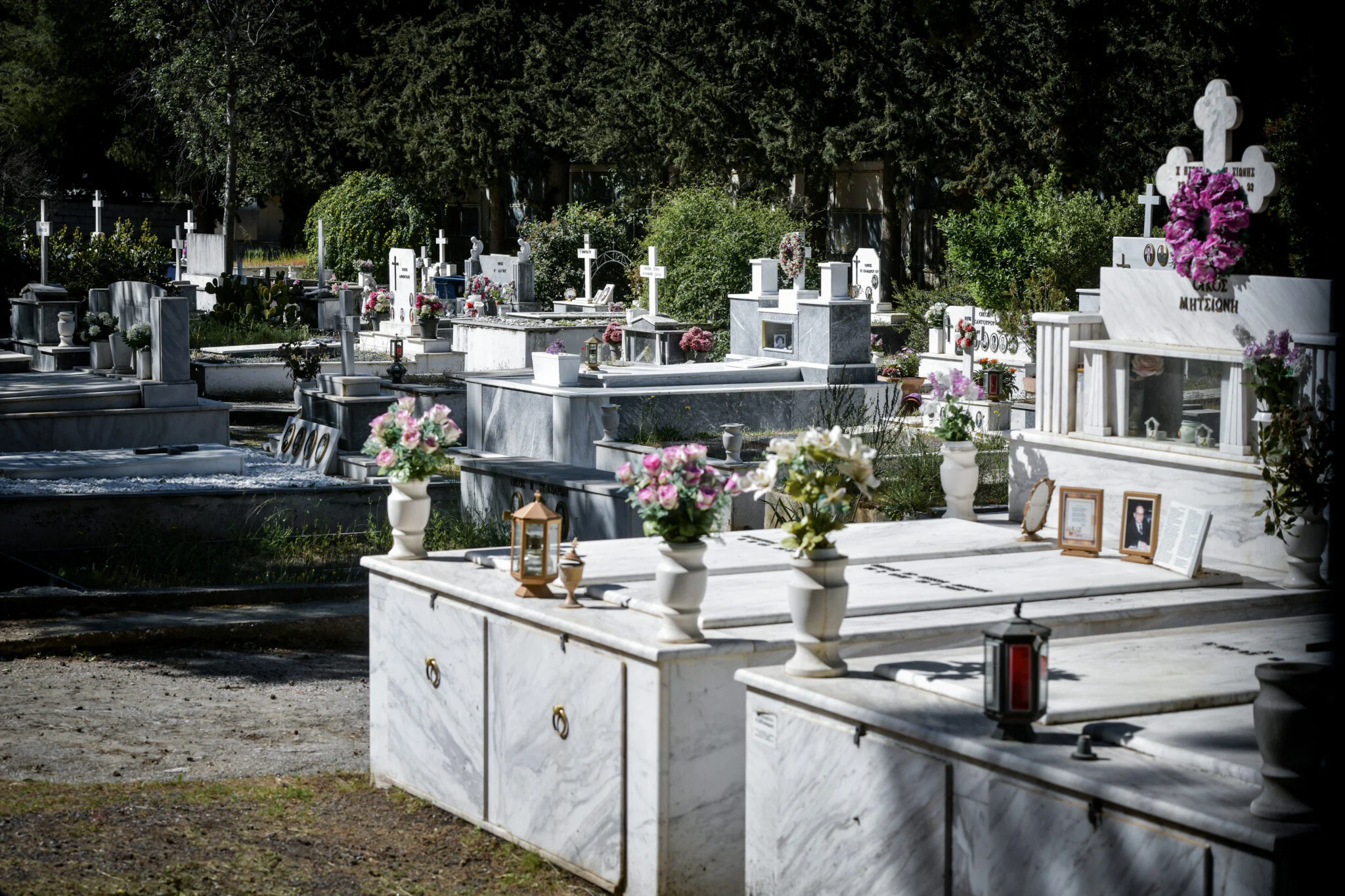 Απίστευτη τραγωδία στην Ηλεία: 28χρονος αυτοκτόνησε πάνω στον τάφο του πατέρα του