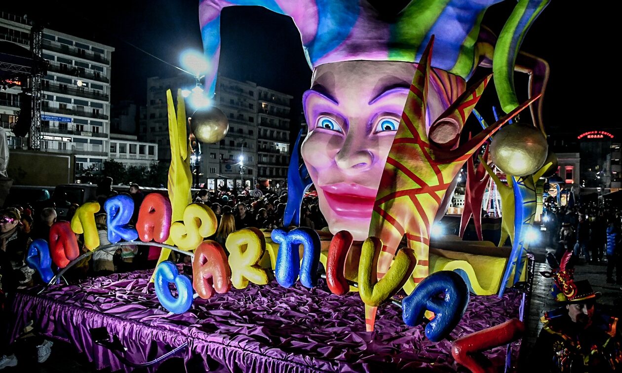 Απίστευτο ατύχημα στο καρναβάλι της Πάτρας: Ηχείο έπεσε στο κεφάλι κοπέλας