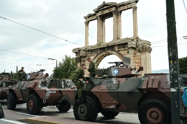 Δείτε Live – 25η Μαρτίου: Η μεγάλη στρατιωτική παρέλαση στην Αθήνα