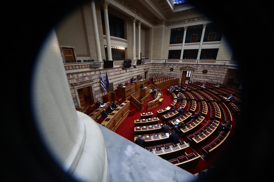Πρόταση δυσπιστίας– Συνεχίζεται η συζήτηση στη Βουλή: Ώρα απολογίας για το έγκλημα στα Τέμπη (LIVE)
