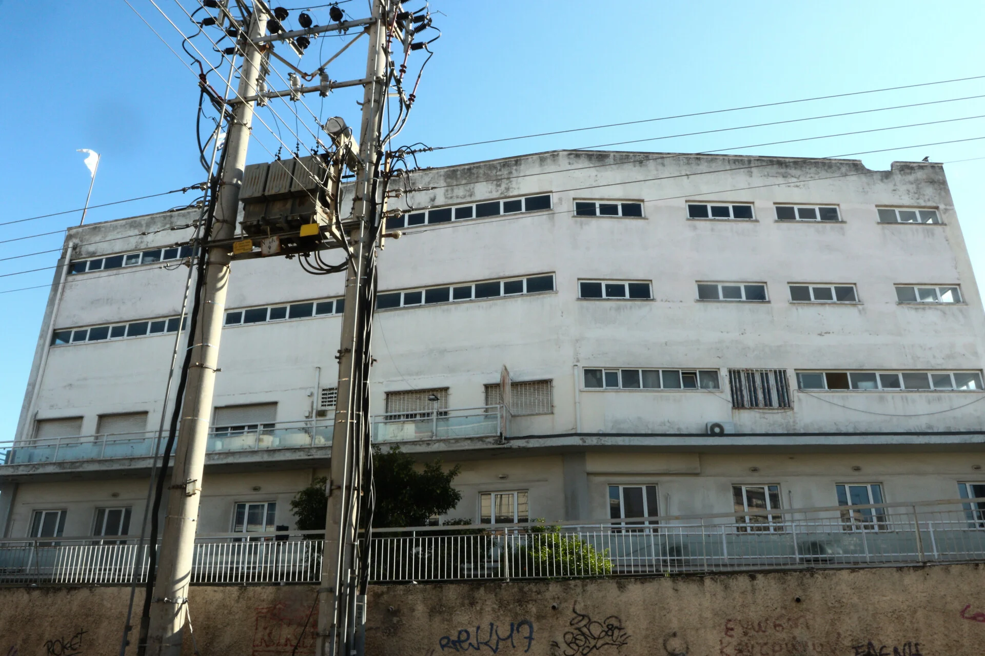 «Γιούλα»: Λουκέτο στο μοναδικό εργοστάσιο υαλουργίας – Η κυβέρνηση να προστατεύσει τους 300 εργαζόμενους